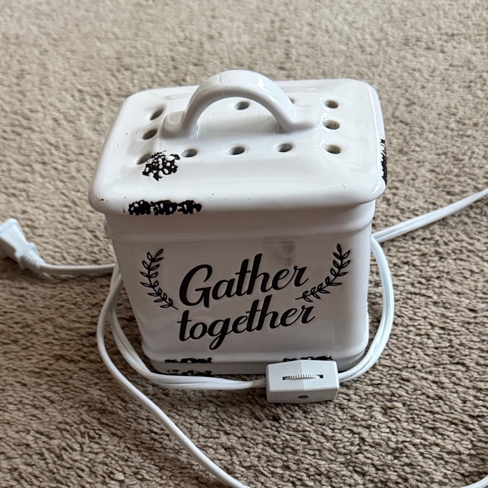 Scentsy White Ceramic Warmer with Red Indicator